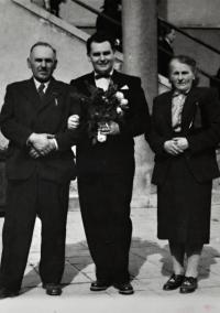 Leo Ulmann in the middle / Květoslava's birth brother/ graduation at the faculty of veterinary medicine in Brno / 1950s / Květoslava's birth father Eustach Ulmann on the left / his second wife on the right