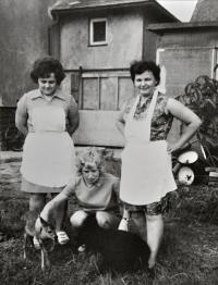 Vpravo Květoslava Blahutová před svým domem v Polance nad Odrou / asi 70. léta
