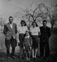 Květoslava Blahutová uprostřed / zleva bratranec Josef Kubica / sestřenice Maria a Anna Kubicovy / bratr Leo Ulmann / asi 1939
