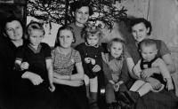 Květoslava Blahutová uprostřed / vlevo sestra Dana / vpravo sestra Lída / dole jejich děti / 60. léta
