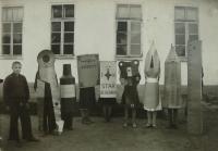 školní divadelní hra Vzpoura v penále - vzpoura v penále (avantura v pierniku) - dětské představení, které nacvičili ve škole před válkou, režisérka-židovská učitelka, 4. zprava, její manžel vyrobil kulisy (kostýmy). Evženie Ružbatská 3. zprava.
