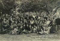 rekreace učitelů 1946 - dole leží mezi dvěma muži "moderní" učitelka z Rovna, která se opalovala nahá.Evženie Ružbatská 2. řada zeshora 8. zprava. kolegyně ze Sibiře sedí zcela vlevo.