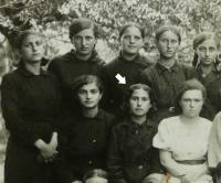 jediná přeživší židovská spolužačka - jediná přeživší židovská spolužačka z Boremla (jmenovala se Gorengutt nebo Gorenstein). prý z nejchudší židovské rodiny ve městě. celkem se prý zachránilo asi 20 Židů z 2000 ve městě.