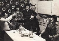 1976, s rodiči, sestrou a malířem Georgiem