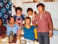 1976 s rodinou a flaškou mléka