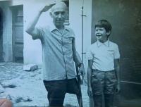 Vlevo otcův bratranec Antonín Anděl, který udajně žil v Českém Malíně na Volyni a přežil jeho vypálení 13. července 1943