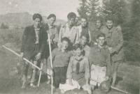 Ha Šomer Hacair, druhý zleva Mikuláš, asi 1938