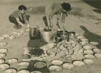 Příprava oběda, kibuc Lehavot Chaviva, asi 1953