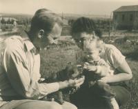 Mikuláš s manželkou Dášou a dcerou Danou, kibuc Lehavot Chaviva, asi 1954