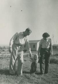 Rodina v kibucu Lehavot Chaviva, asi 1953