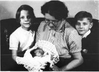 Jana se sourozenci a maminkou 1956