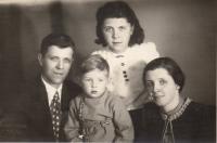S rodiči a bratrem 1943