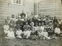 School class in the village of Bojarka in Volhynia. Evženie Hajná (Hamplová), the fourth from the right, sitting.