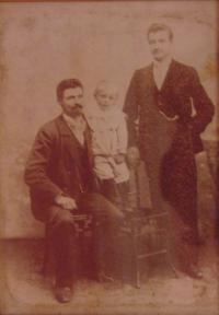 Historické fotky: Děda Jan, otec Jan (jako miminko) a strýc Václav (mladší bratr dědy), kolem r. 1903