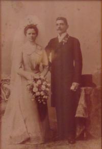 Historické fotky: Svatební fotka Fany Franciska (Františka), dědečkova sestra, Vídeň (kde žila), asi 1895-1896