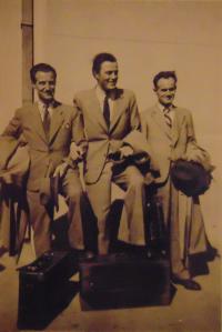 Historické fotky: Bratři otce při mobilizaci do Československé armády: Stevan (Štěpán), Edvard a František, na starém bělehradském letišti, v roce 1938