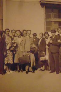 Historické fotky: Bratři otce při mobilizaci do Československé armády, příbuzní je doprovází na starém bělehradském letišti, v roce 1938