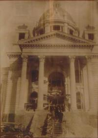 Historické fotky: Průčelí budoucího jugoslávského parlamentu ve výstavbě, na kterém fasádu dělal děda pamětnice Jan Laník (dokončen 1936)