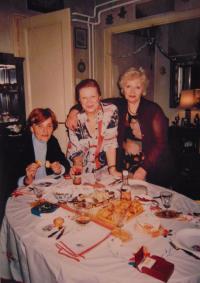 Sousedka, Jarmila a Zorica Ilić - oslava narození pamětčiného vnuka v rodinném bytě pamětnice, 3. 2. 2002