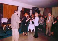 Společnosti přátel Jugoslávců, Čechů a Slováků, První ples (11. 4. 2003) v domu Jugoslávské lidové armády v Bělehradě, na kterém pamětnice jako nejmladší babička dostala dort
