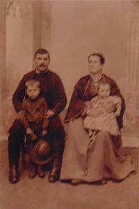 Historické fotky: Srbský dědeček (Miloje Ivanović) a babička (Draga Ivanović) pamětnice, s vlastními dětmi - Radivoje (strýc pamětnice) a Emilija (teta pamětnice)