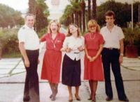 JAT: Albánie, letiště v Tiraně, s posádkou JAT-u, 1982 nebo 1983, pamětnice druhá zleva