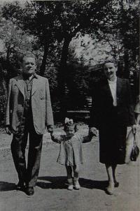 Rodiče pamětníka na procházce s vnučkou