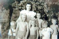 1947 - Marie Brychtová s dětmi z Dětského domova v Mikulově