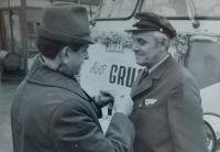 Vpravo Alois Grůz jako řidič v ČSAD