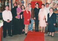 Křtiny pravnuka Borise, září 1995, klášter Krušedol (Frušká hora), Srbsko; (zprava:) pamětnice, neboštík zeť, dcera Mirjana, kmotra, vnuk Nikola, vnučka Andrijana, vnukova přítelkyně, a malý Boris