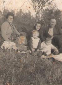 Maminka, tatínek, babička Ranka Bukvić - Nanićka (maminčina matka) a sourozenci na zahradě rodinného domu v Petrovaradínu, kolem roku 1959 / Mama, tata, baka Ranka Bukvić - Nanićka (mamina majka) i deca u voćnjaku porodične kuće u Petrovaradinu, oko 1959