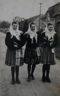 Na cestě z požehnání, se sousedkami, pamětnice uprostřed, Blatnice pod Svatým Antonínkem, cca 1952