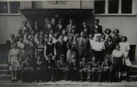 Hromadná fotografie žáků zemědělské školy, Uherský Ostroh, 1952 nebo 1953