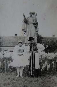 Svěcení sv. Antonínka, sousedka a bratr, Blatnice pod Svatým Antonínkem, 1949 nebo 1950