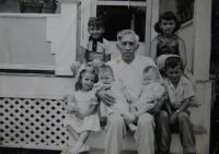 Strýc Wiederman se svými vnoučaty, před svým domem, USA, nedat.