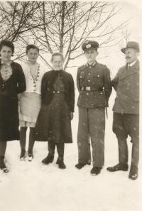 Alois Zatloukal s manželkou Terezií a synem Rudou během dovolené ve wehrmachtu. Foceno na Urlichu