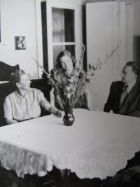 Zuzana B. s rodičmi, 1940