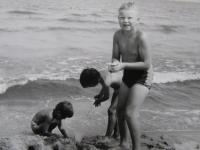 Dovolenka pri mori, Bulharsko, sprava Juraj, v strede Elena, z ľava Martin, 1968