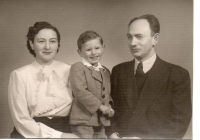 Harry Farkaš with his parents