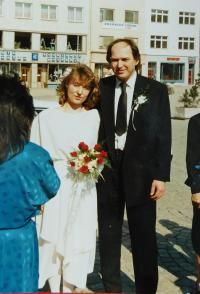 Dana Holubářová (Foukalová) po svatbě s Petrem Holubářem se svědkem Stanislavem Devátým v roce 1990
