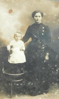 Babička Marie Šafářová s maminkou Annou v dětství v roce 1917 na Volyni