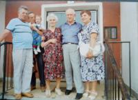 Druhý zprava zachráněný Žid Josef Tomer s rodinou Holátkovou v Šumperku