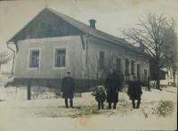 Dům rodiny Holátkovi v osadě Frankov ve Velkých Dorohostajích na Volyni v lednu 1947 (Anna Holátkova s dcerami Marií, Annou a Ludmilou)