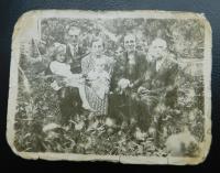 A photograph taken during her stay at the Czechoslovak army corps was worn by my father. From left to left with father Josef, mother Anna Holátková with daughter Anna and grandparents Antonin and Marie Holátka