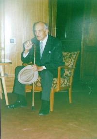 Josef Holátko během předávaní titulu  Spravedlivý mezi národy v roce 1991 v Olomouci