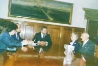 Manželé Holátkovi během předávaní titulu  Spravedlivý mezi národy v roce 1991 v Olomouci