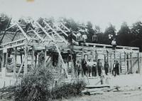 Stavba nového chléva pro rodinu Holátkovu v roce 1935 v osadě Frankov ve Velkých Dorohostajích