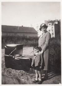 1933, Petr a matka, v kočárku bratr
