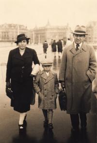1938, Praha, Petr s rodiči 