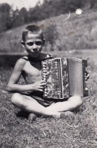 1938, Tábor u Tišnova, Petr s harmonikou